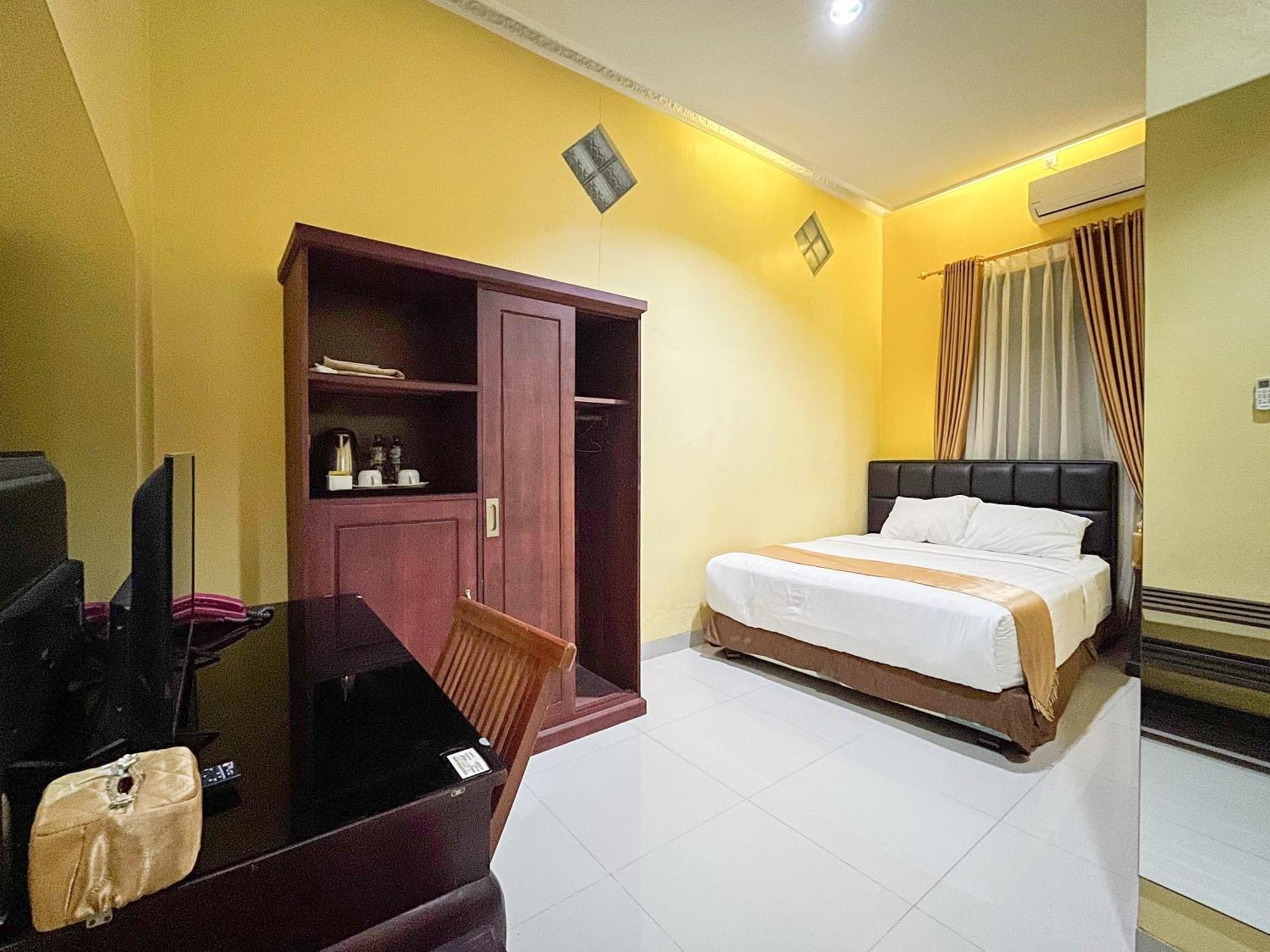 Kartika Hotel Syariah Pacitan Mitra Reddoorz Kültér fotó