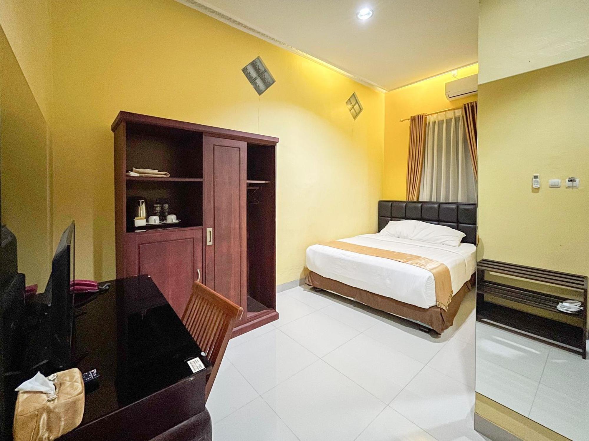 Kartika Hotel Syariah Pacitan Mitra Reddoorz Kültér fotó