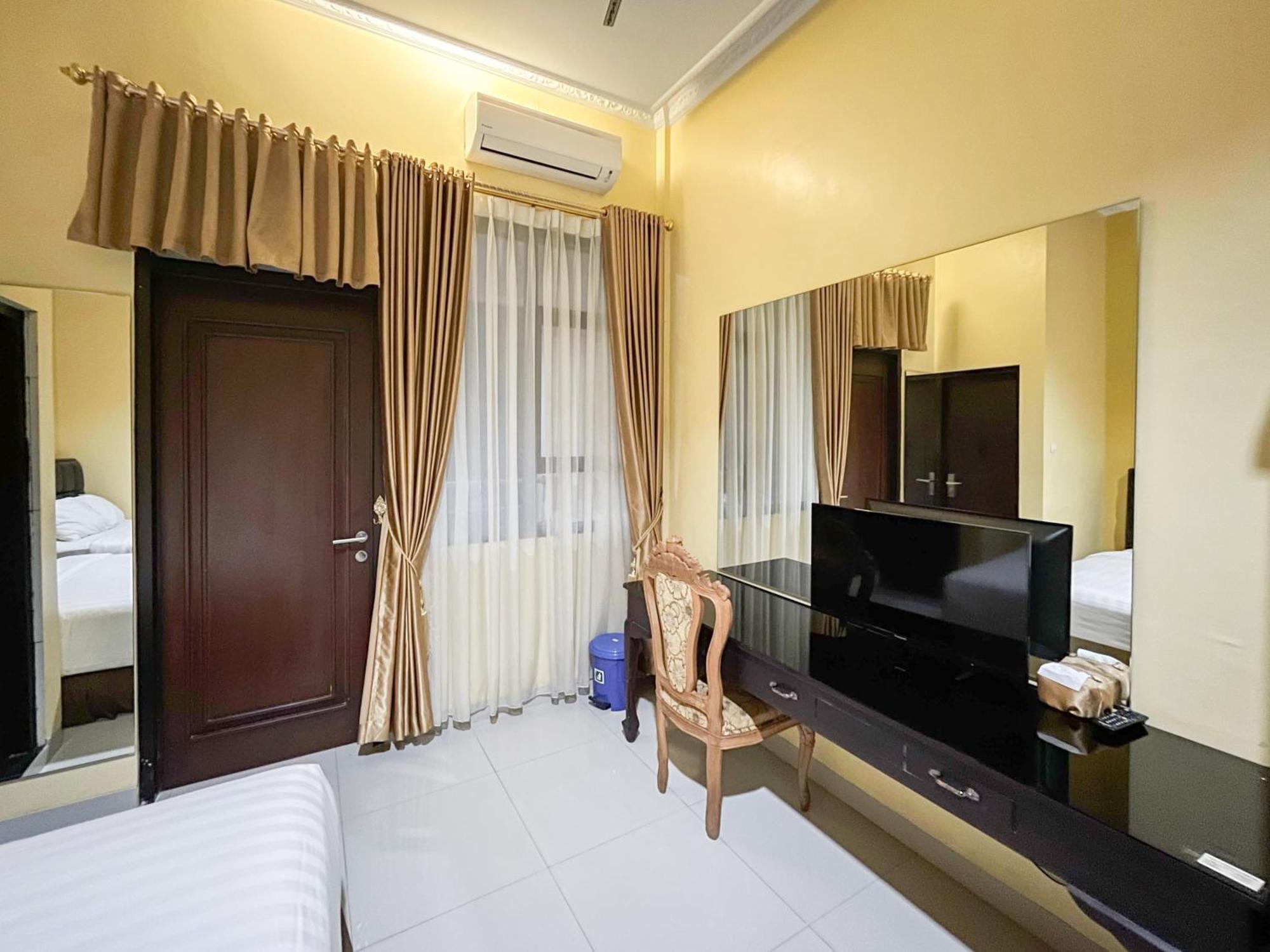 Kartika Hotel Syariah Pacitan Mitra Reddoorz Kültér fotó