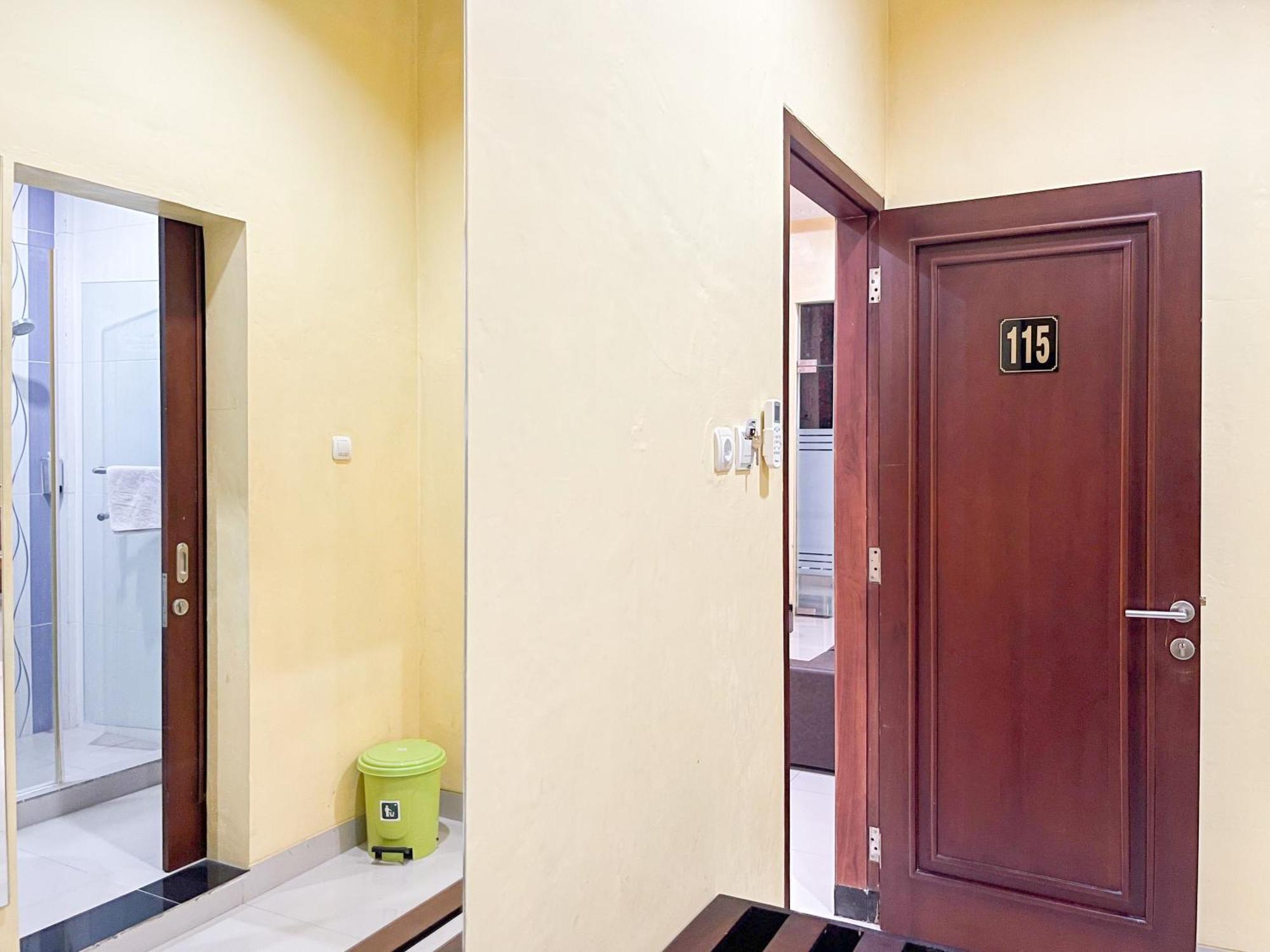Kartika Hotel Syariah Pacitan Mitra Reddoorz Kültér fotó