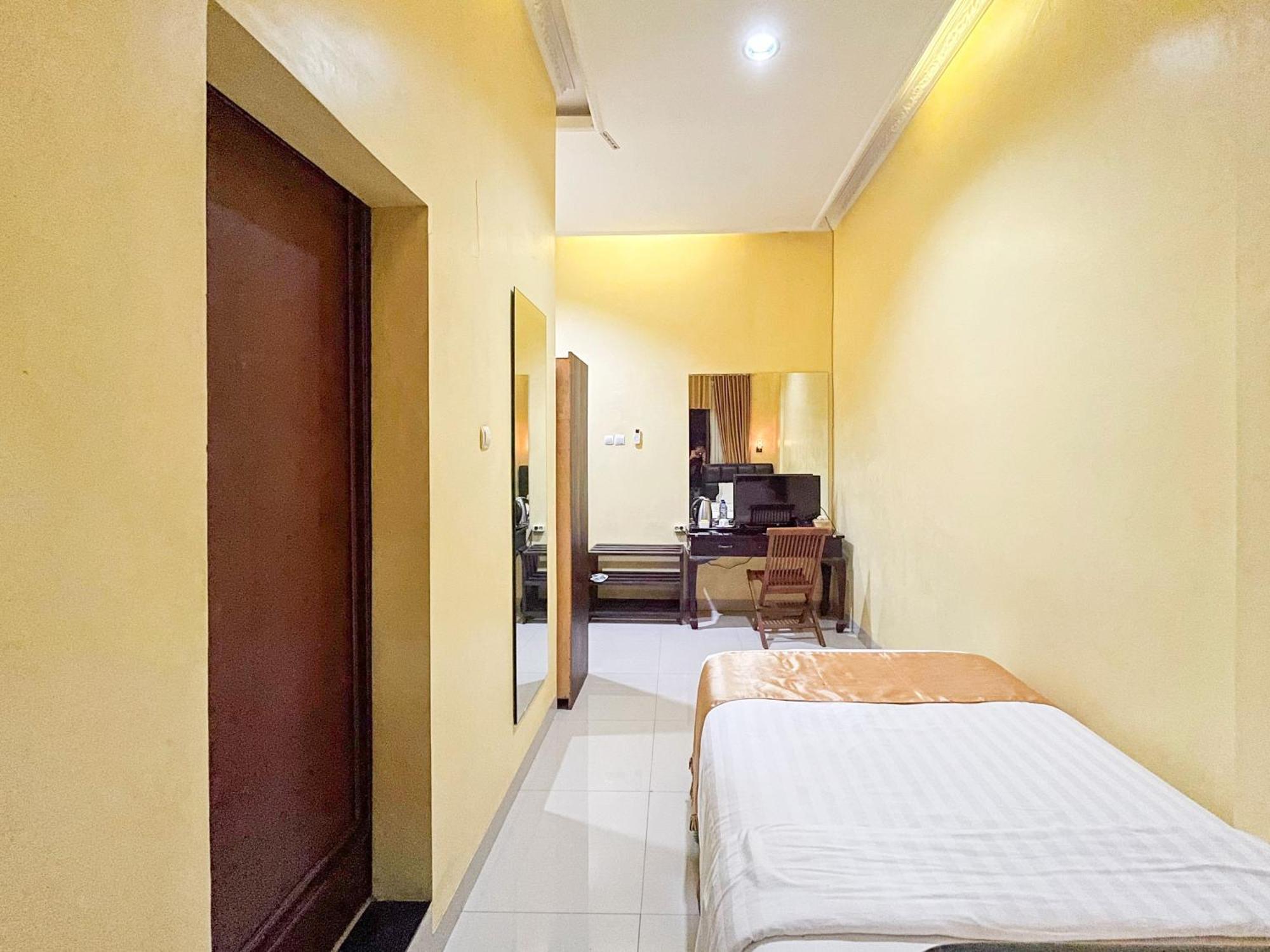 Kartika Hotel Syariah Pacitan Mitra Reddoorz Kültér fotó