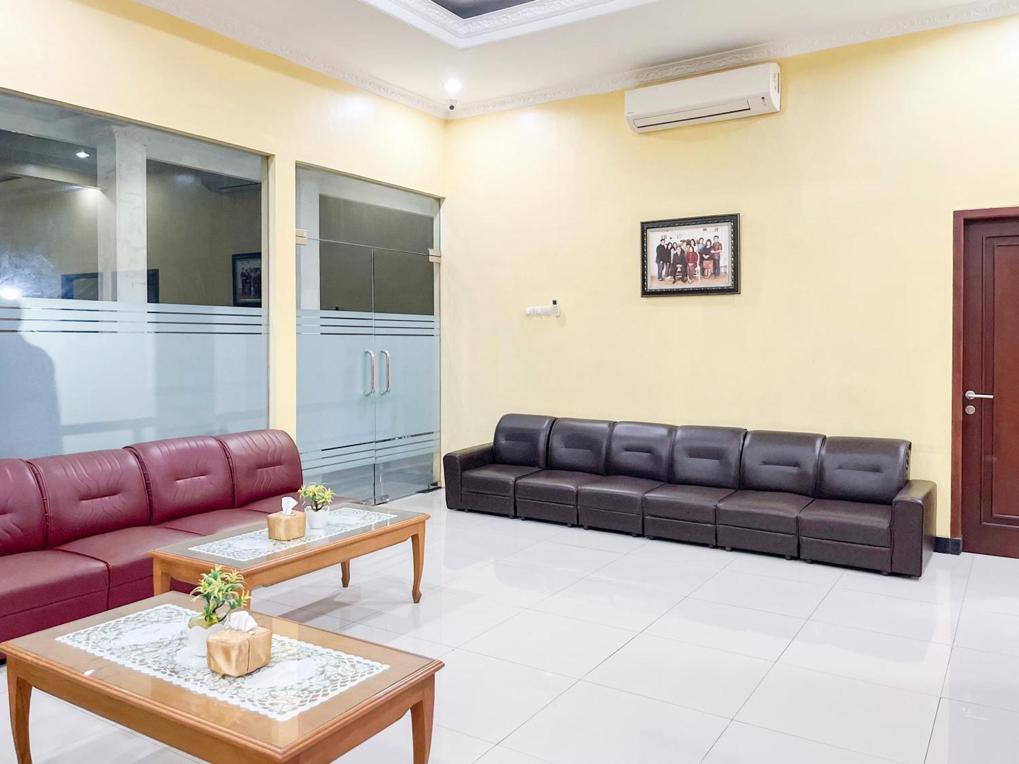 Kartika Hotel Syariah Pacitan Mitra Reddoorz Kültér fotó