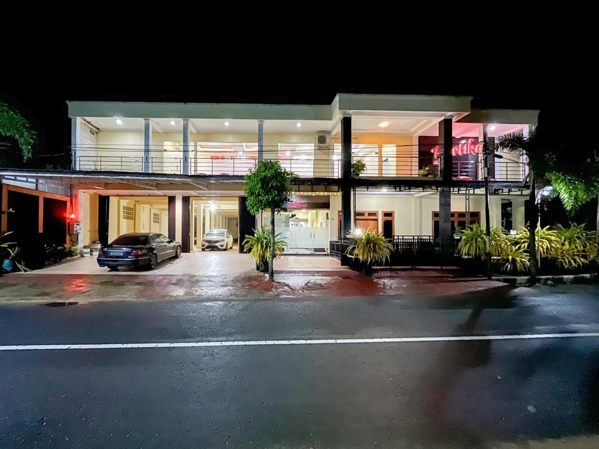 Kartika Hotel Syariah Pacitan Mitra Reddoorz Kültér fotó